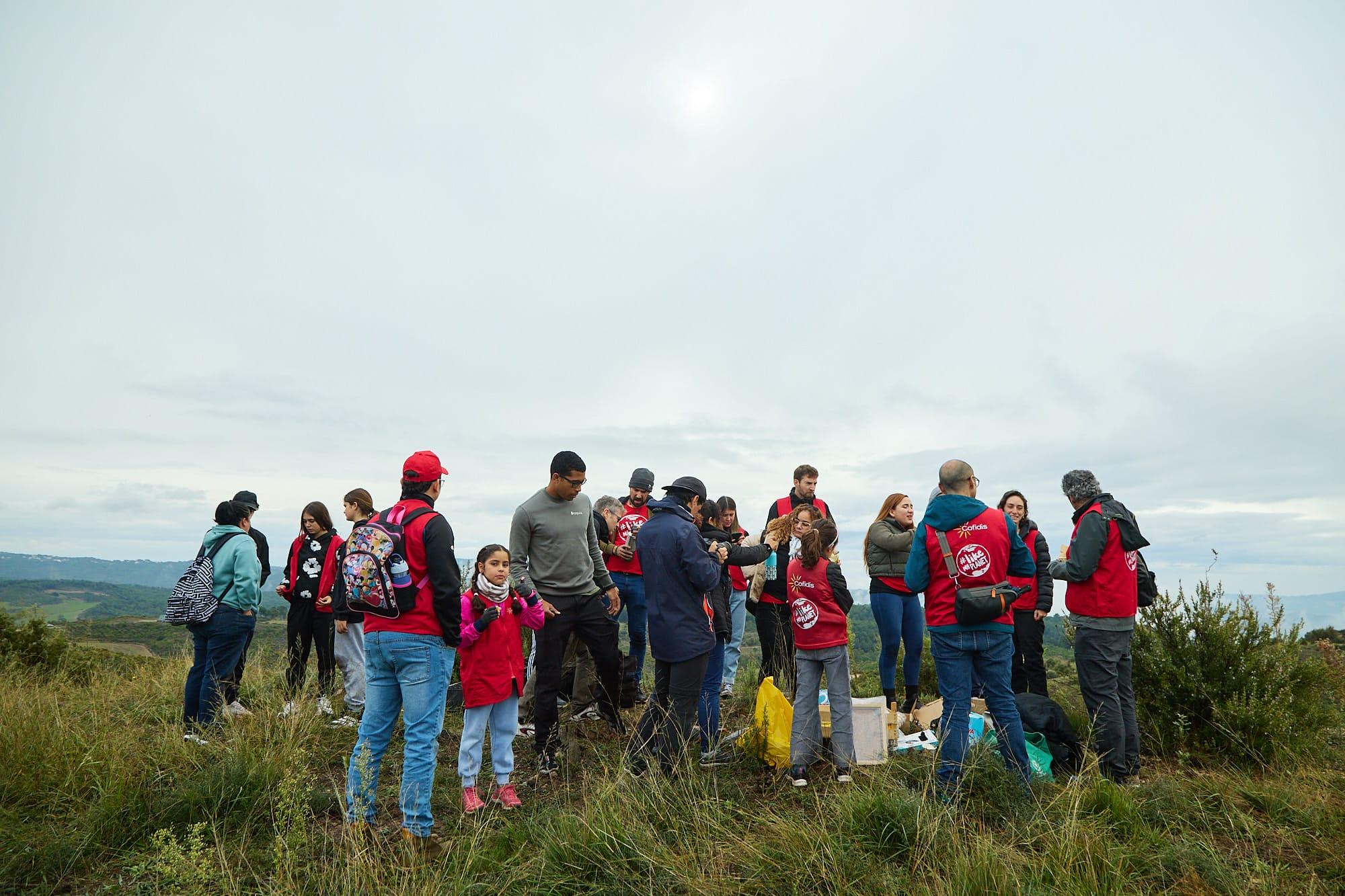 Grupo de voluntarios de Cofidis en el monte durante una jornada del Bosque Cofidis