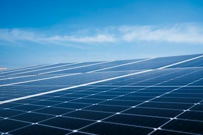 Paneles solares bajo un cielo azul